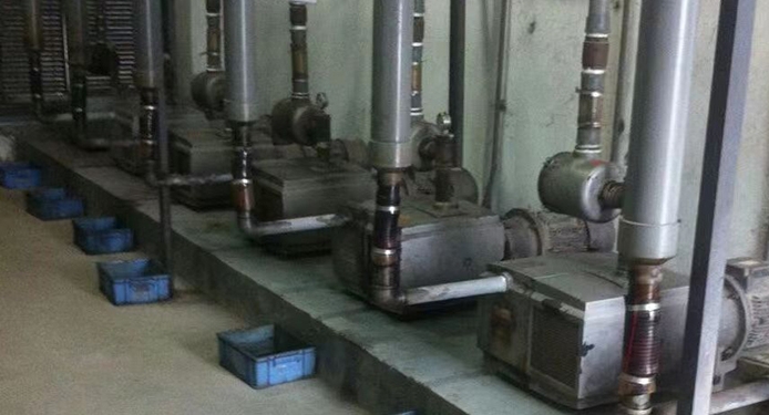 Großanlage mit Druckkesseln und Vakuumpumpen