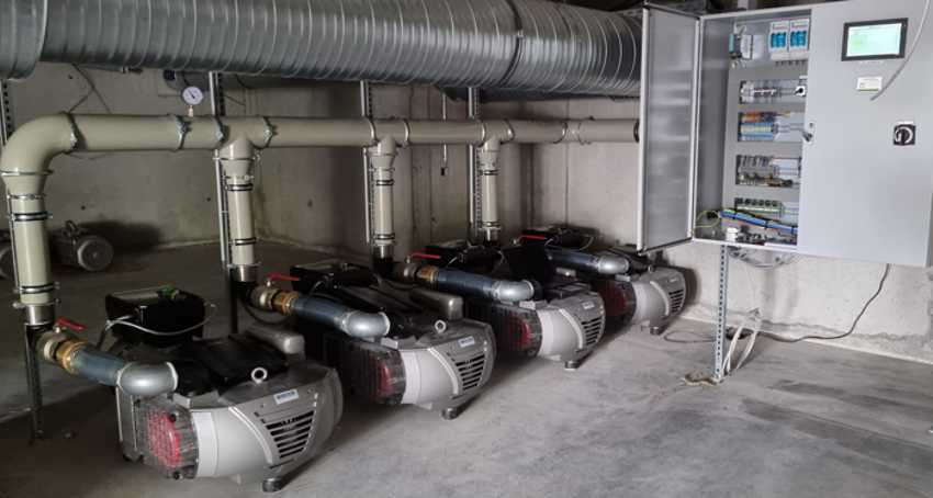 Vakuumpumpen-Installation mit Steueranlage
