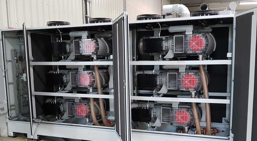 Ältere Vakuumpumpenanlage mit Rohrsystem